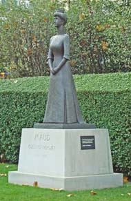 queen maud statue